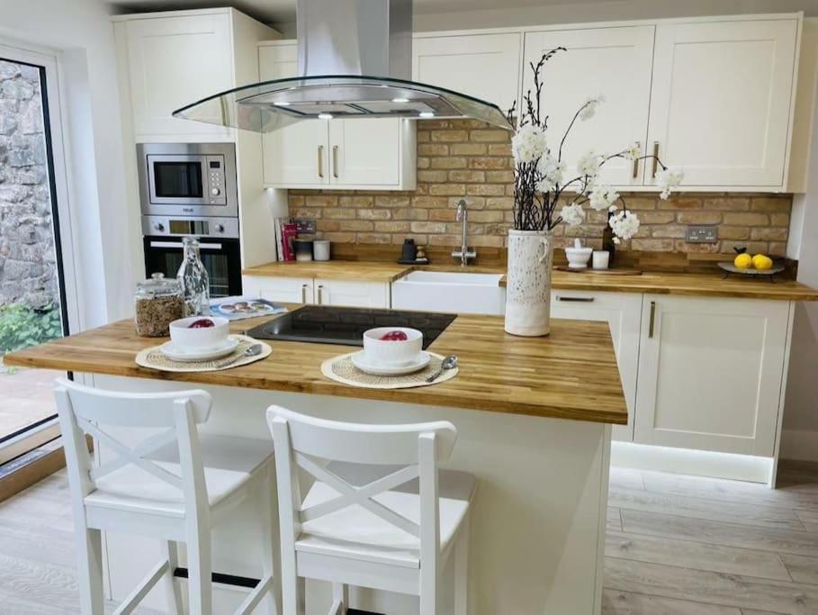 Charming Cottage Close To M4 Bridgend Bridgend  Exterior photo