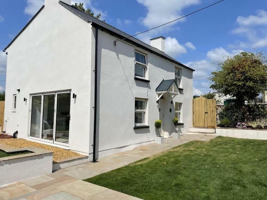Charming Cottage Close To M4 Bridgend Bridgend  Exterior photo