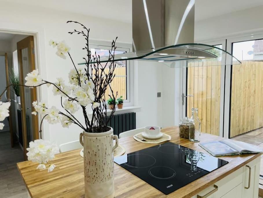 Charming Cottage Close To M4 Bridgend Bridgend  Exterior photo