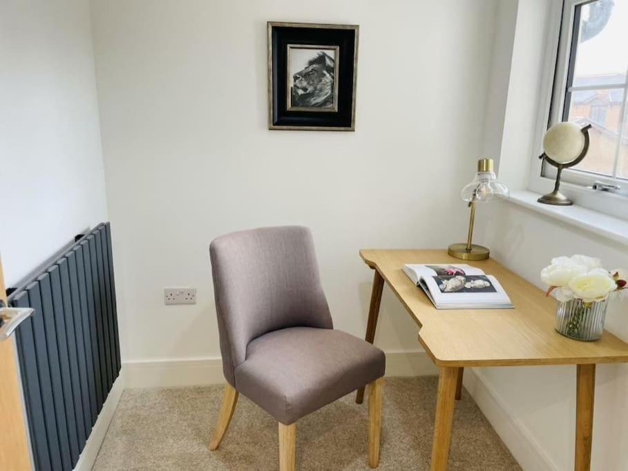 Charming Cottage Close To M4 Bridgend Bridgend  Exterior photo